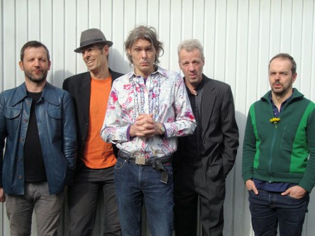 Herbert Walser-Breuß (Trompete, Tuba), Thomas Kuschny (Gitarre, Banjo, Tasten, Snare, Effekte), Thomas Keckeis (Gitarre, Gesang, Harmonika, Ukulele), Karl Müllner (Bass, Glockenspiel) und Markus Marte (Perkussion, Tasten, Stimme, Kalimba, Effekte) präsentieren ihr 11. Album „rand“ (Foto: Mose)