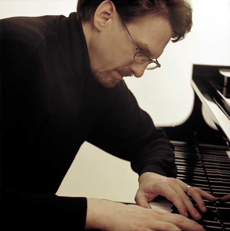 "Ich spiele nun schon mehr als 50 Jahre lang Piano, und all diese Zeit harter Arbeit – und ich arbeite heute noch hart daran – gibt mir das Wissen und das Selbstvertrauen, dass ich mich beim Erschaffen dieser sehr speziellen persönlichen Musik gut fühlen kann. Für mich sind die ausgewählten Elvis-Songs wie “Heartbreak Hotel”, “Don’t Be Cruel”, “Love Me Tender” oder “Hound Dog” usw. melodische Inspirationen, der ganze Rest ist Meines und resultiert daraus, was ich in all den Jahren des Studierens und Experimentierens gelernt habe."