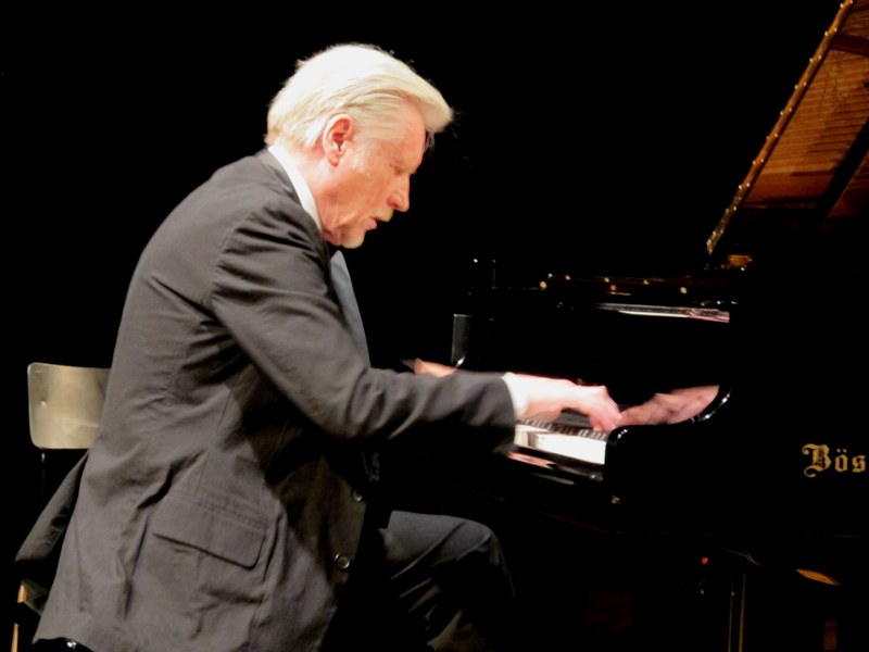 Der Pole Marek Tomaszewski spielte in Feldkirch als Gast der Chopingesellschaft eine abenteuerliche Chopin-Mischkulanz und einen respektablen „Sacre“ von Strawinsky. (Foto: Fritz Jurmann)