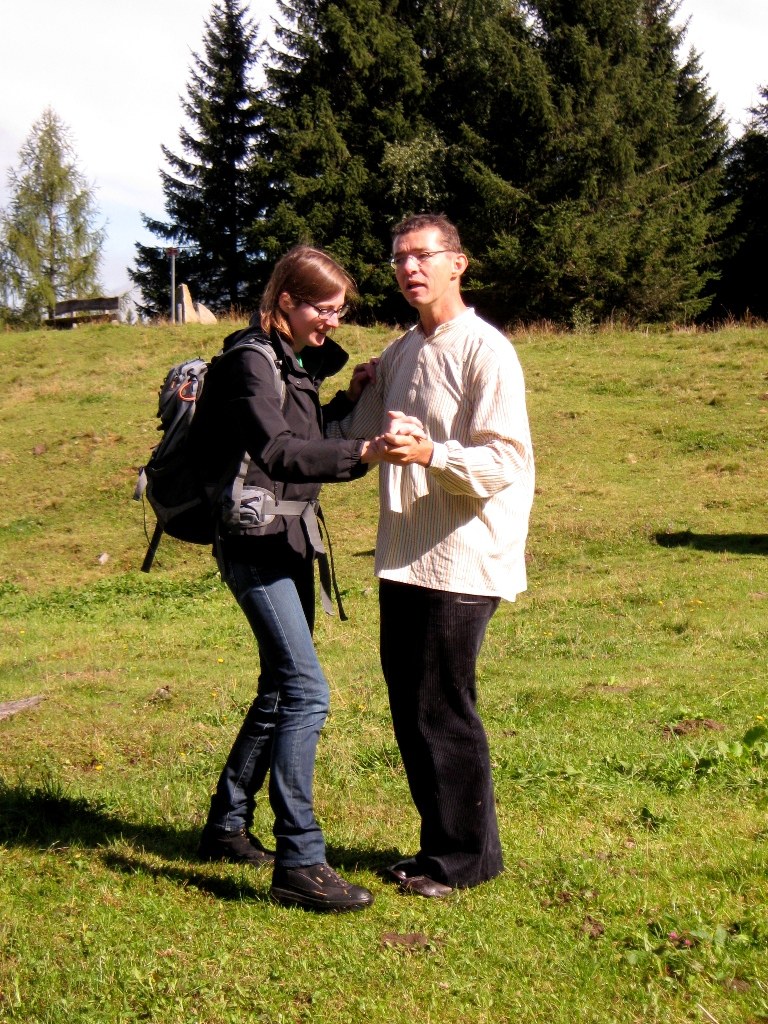 Die Steinkreise als Tanzparkett: Matthias Loibner fordert Anna Albrecht (Bludenz Kultur) auf.
