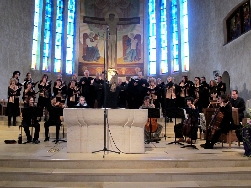 Die Lustenauer Erlöserkirche gab mit ihrer überdimensionalen Christusdarstellung im Altarraum diesem Passionskonzert den idealen Rahmen.