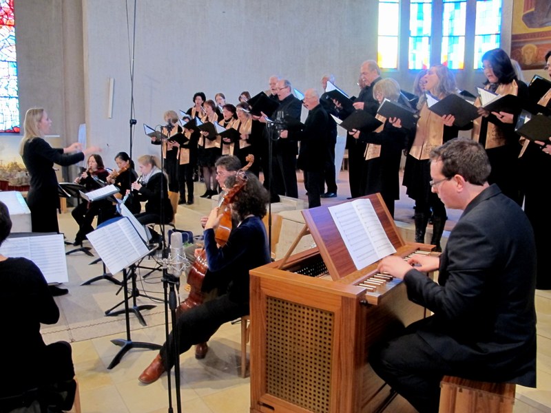 Ein Barockensemble auf Originalinstrumenten gab der „Trauerkantate“ von Telemann den instrumentalen Halt. Rechts vorne Organist Michael Schwärzler.