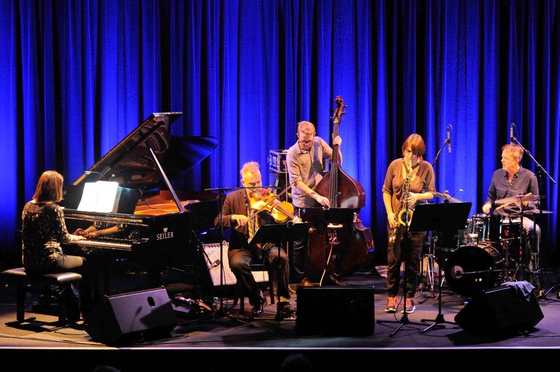 Kris Davis Quintett, eng beisammen, und so klingt es auch.
