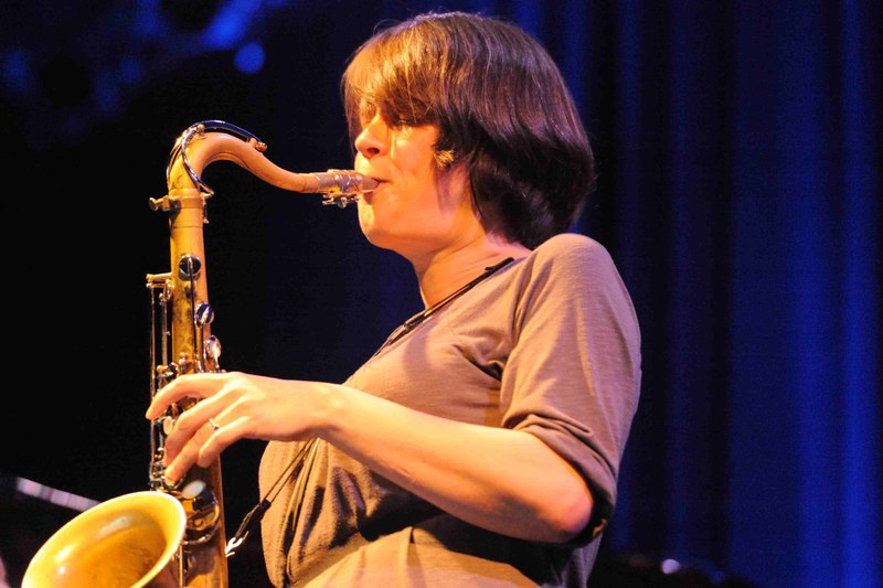 Ingrid Laubrock souverän am Tenor (alle Fotos: Stefan Hauer)
