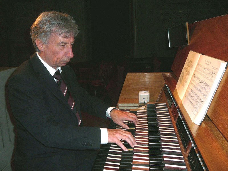 Bruno Oberhammer hat sich lebenslang mit dem Orgelwerk Bachs auseinandergesetzt und mit diesem Wissen in vier Jahren an der Rieger-Orgel von Höchst einen 19-teiligen Konzertzyklus gestaltet (Foto © Fritz Jurmann).