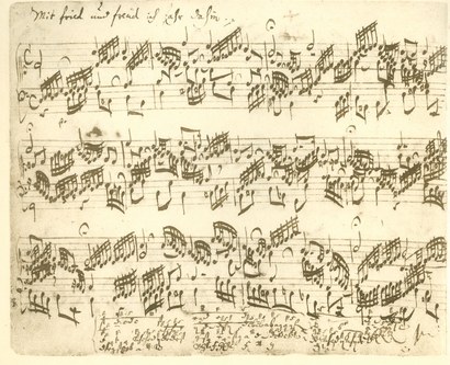 Faksimile einer Komposition von J. S. Bach in seiner nach heutigen Begriffen schwer leserlichen Handschrift und unter dem Eindruck größten Platzmangels auf dem wertvollen Notenpapier.