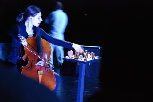 Sabine Frick mit einer Palette von Flöten und Pfeifen