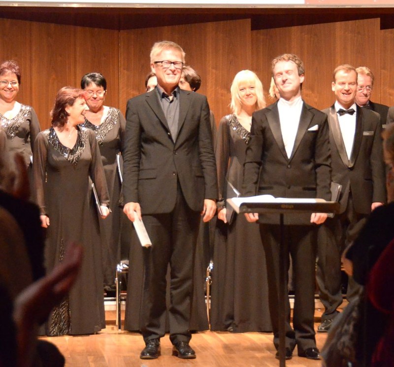 Freude nach einer eindrucksvollen Stunde "Musik und Poesie". Paulus Hochgatterer und der Chorleiter Lukáš Vasilek.