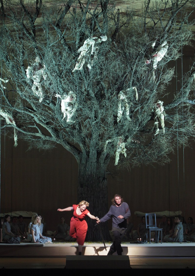 Leichen hängen als Schatten der Vergangenheit im Baum, als das Zwillingspaar Siegmund und Sieglinde sich wiederfindet (Klaus Florian Vogt, Anja Kampe)