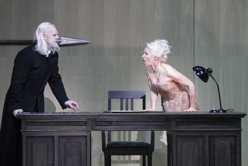 Göttervater Wotan unterliegt im Disput mit seiner Gattin Fricka über das weitere Schicksal Siegmunds (Thomas J. Mayer, Sophie Koch). Alle © Wilfried Hösl, Bayerische Staatsoper München
