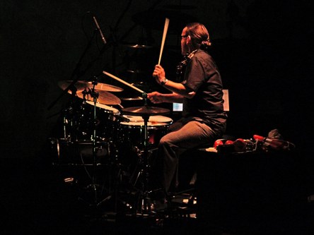 Der hochsensible Drummer, Perkussionist und Komponist Lucas Niggli versteht es bestens, auch mal richtig zuzupacken