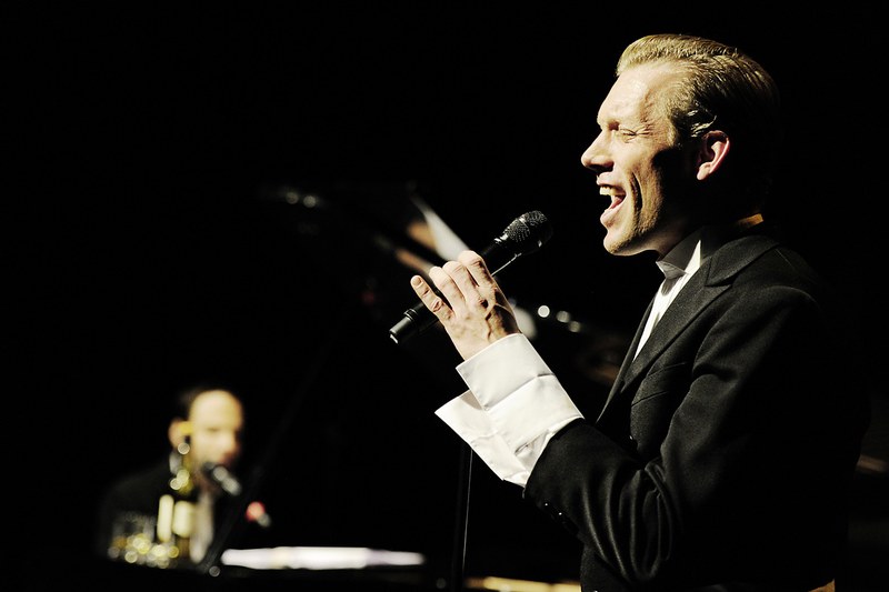 Alexander Peutz sang "KITSCH"-Lieder im TAK