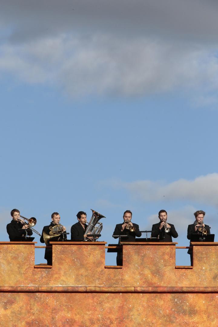 Zur Begrüßung der Journalisten spielte ein Bläserensemble des Landeskonservatoriums auf dem Turm der Seebühne Musik aus der Oper „Hamlet“ von Franco Faccio, die 2016 im Haus gezeigt wird.