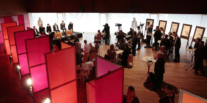 Zu einer Art asiatischem Teesalon umgestaltet wurde das Seestudio des Festspielhauses für die Programmpräsentation 2016 mit Puccinis Oper „Turandot“ als Seeproduktion im Zentrum.