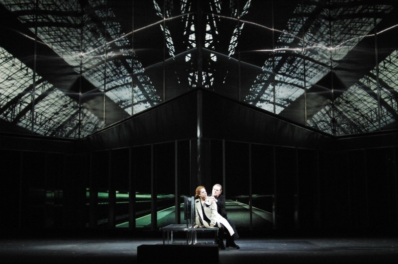 Die Wartehalle eines Bahnhofs wird zur bedrückenden Metapher vergeblichen Wartens: Nina Stemme als Elisabeth mit Michael Volle als Wolfram (c) Suzanne Schwiertz