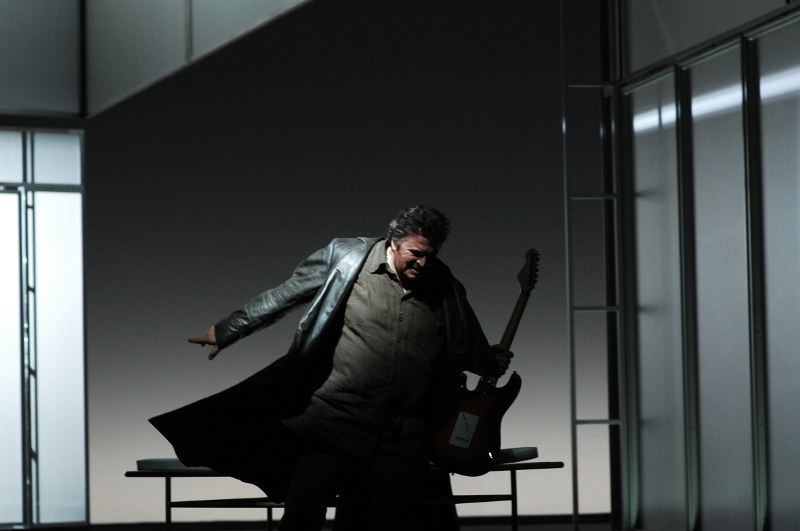 Peter Seiffert, Darsteller des Tannhäuser in der Premiere, greift zur E-Gitarre (c) Suzanne Schwiertz