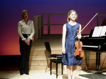 Zusammen mit ihrer Klavierbegleiterin Jeanne Mikitka wurde sie vom Publikum gefeiert