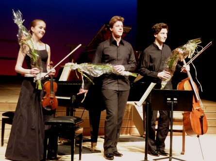 Blumen und verdienter Applaus für die drei Künstler nach einer feinsinnigen Wiedergabe von Schuberts Es-Dur-Klaviertrio