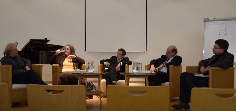 In guter Stimmung wurde rege diskutiert. Von links nach rechts: Hans-Udo Kreuels, Anna Mika, Jörg Maria Ortwein, Fritz Jurmann und Clemens Morgenthaler