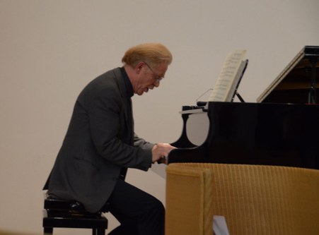 Hans-Udo Kreuels präsentierte sein neuestes Buch im Rahmen eines beeindruckenden Gesprächs-, Vortrags- und Liederabends. Als singender Pianist bot er ungewöhnliche Einblicke
