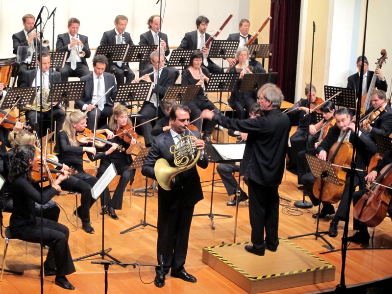 Das SOV zusammen mit dem italienischen Hornisten Alessio Allegrini und unter Gérard Korsten beim ersten Abokonzert dieser Saison im September im Saal des Konservatoriums Feldkirch (Fotos: Fritz Jurmann)