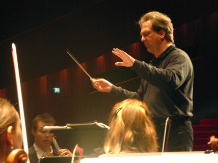 Der Südafrikaner Gérard Korsten bleibt wie seit acht Jahren als hoch geschätzter Chefdirigent dem Orchester auch weiterhin erhalten.
