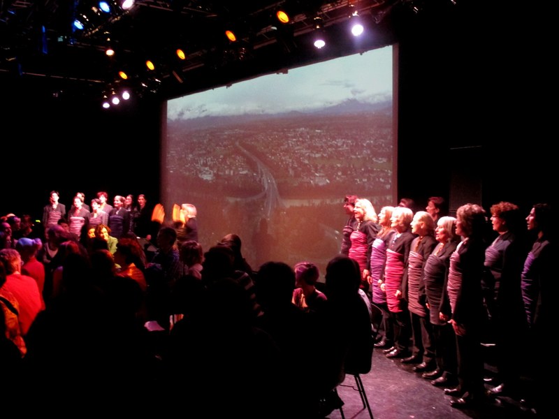 Filmzuspielungen von „üsram Ländle“ und ein in seine Bestandteile aufgeteilter Chor garantierten ein spannendes Simultanerlebnis.
