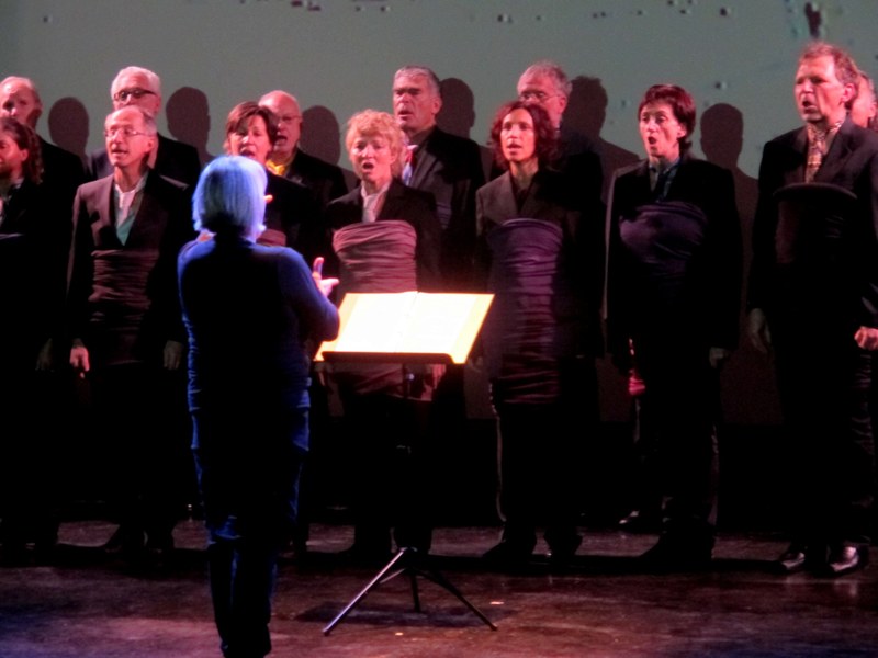 Erst gegen Ende der einstündigen Collage aus Kabarett und Musical stellte sich der Spielbodenchor in gewohnter Konzertformation auf.