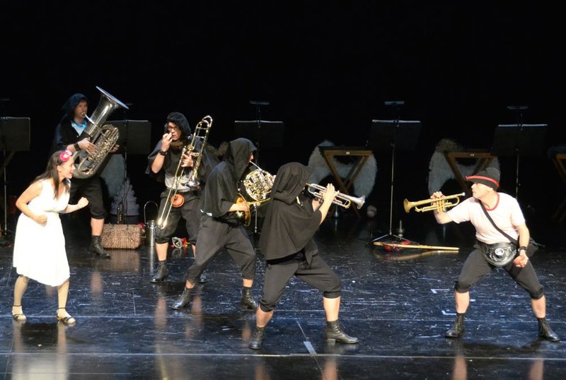 Die Mezzosopranistin Anne May Krüger und das Sonus Brass Ensemble erzählten die Geschichte von Robin Hood mit fantasiereicher Musik und viel Action.
