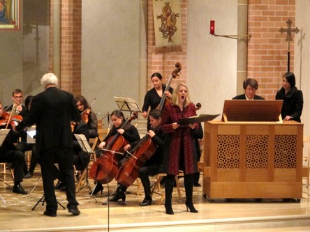 In einem Orgelkonzert von Haydn und einer Motette von Mozart wirkten unter dem Dirigenten Guntram Simma die Sopranistin Maria Erlacher und der Organist Helmut Binder an der Truhenorgel mit.