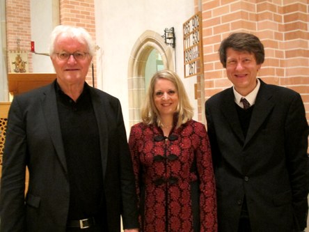 Die Protagonisten dieses Konzertes, v.l.n.r. Dirigent Guntram Simma, die Sopranistin Maria Erlacher und der „Jubiläums“-Organist Helmut Binder.