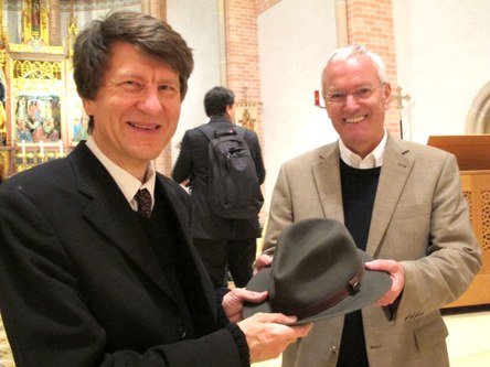 Pfarrer Arnold Feurle schenkte Helmut Binder für 30-jährige Tätigkeit als Hauptorganist von Herz-Jesu einen Hut, damit er weiter „wohlbehütet“ seinen Dienst ausüben kann (Fotos: Fritz Jurmann).
