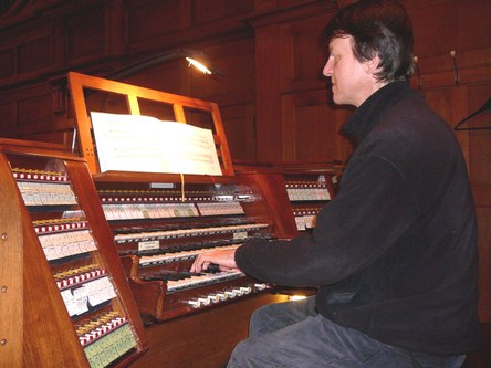Helmut Binder spielte am Schluss aber auch den Solopart im 1993 entstandenen Orgelkonzert des Schweizers Paul Huber auf der historischen großen Behmann-Orgel von Herz-Jesu.