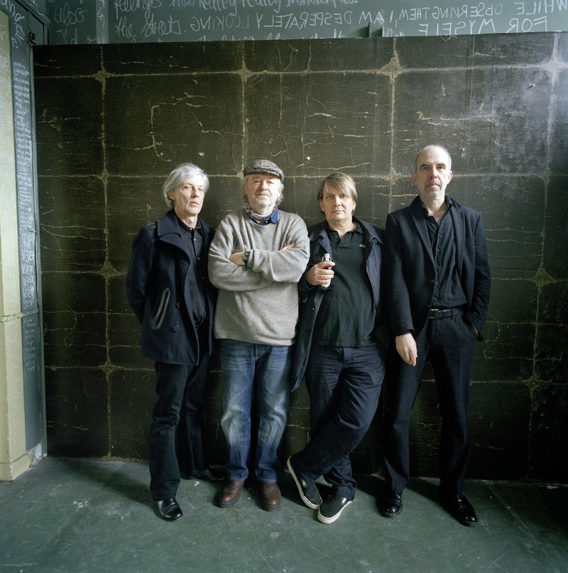 Element of Crime sind (v. l. n. r.) Richard Pappik, David Young, Sven Regener und Jakob Ilja (© Charlotte Goltermann).