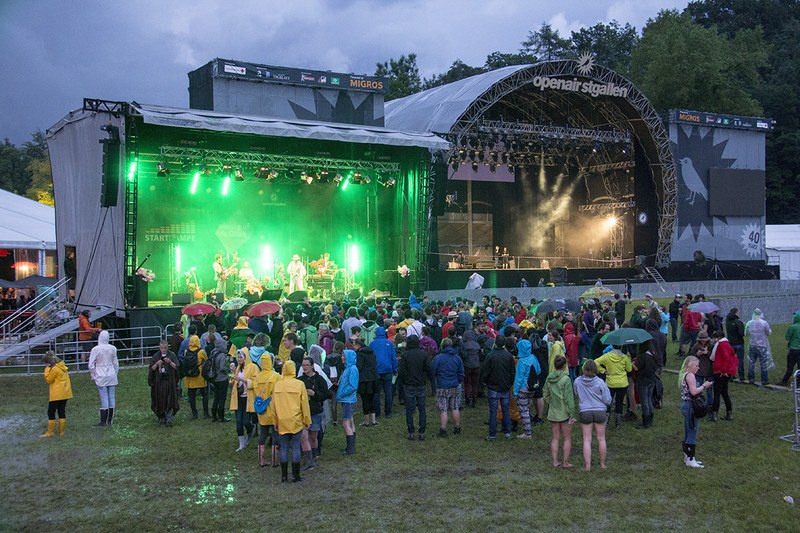 Eine temporäre Bühne am Donnerstag "Musig Uf De Gass"