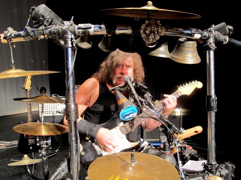 Walter Batruel an seiner legendären „Blues Machine“, wo er als Sänger, Gitarrist, Mundharmonikaspieler und Schlagzeuger in einem arbeitet (Alle Fotos: Fritz Jurmann).