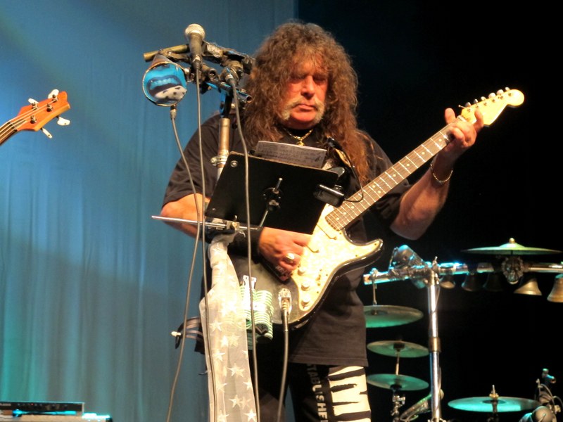Batruel ist seit 50 Jahren verwachsen mit seiner Gitarre, die ihm zum unverzichtbaren musikalischen Ausdrucksmittel wurde.