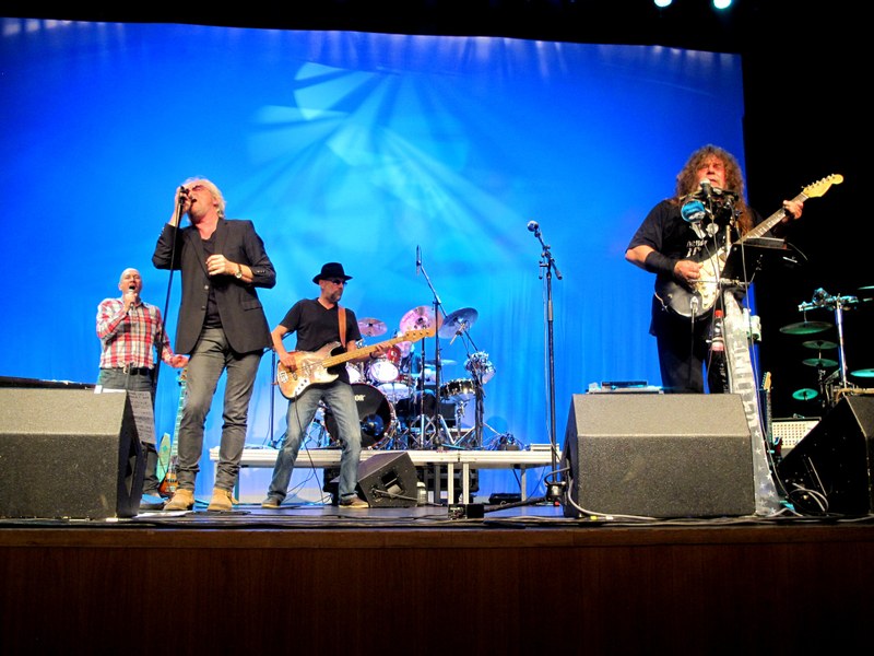 Fünf Rockkaliber auf der Bühne, v.l.n.r. Bernie Weber und Reinhold Bilgeri, Gesang, Heli Burtscher, Bass, Martin Hämmerle, Schlagzeug, Walter Batruel, Gitarre.
