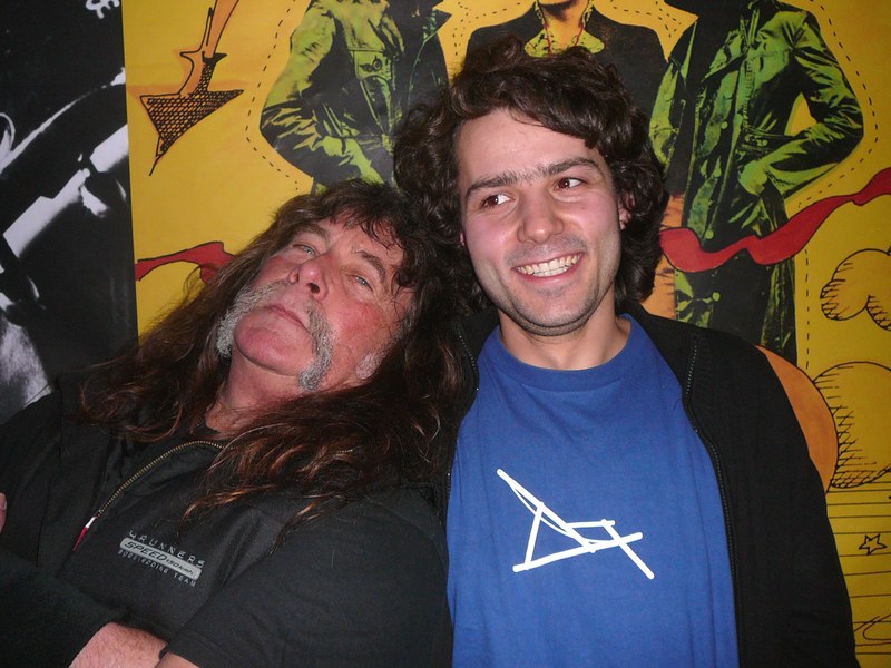 Walter Batruel zusammen mit Simon Adamek, der 2008 ein außergewöhnliches Filmporträt über die Vorarlberger Blueslegende drehte.