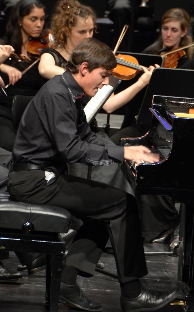 Der Dornbirner Pianist Aaron Pilsan spielte souverän und wurde stürmisch gefeiert.