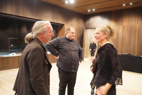 Die Konzerte des ensemble plus bieten immer auch einen Austausch zwischen Komponierenden und Musiker:innen. Wolfram Schurig und Jessica Kuhn im Gespräch nach der Aufführung von „Fenster".
