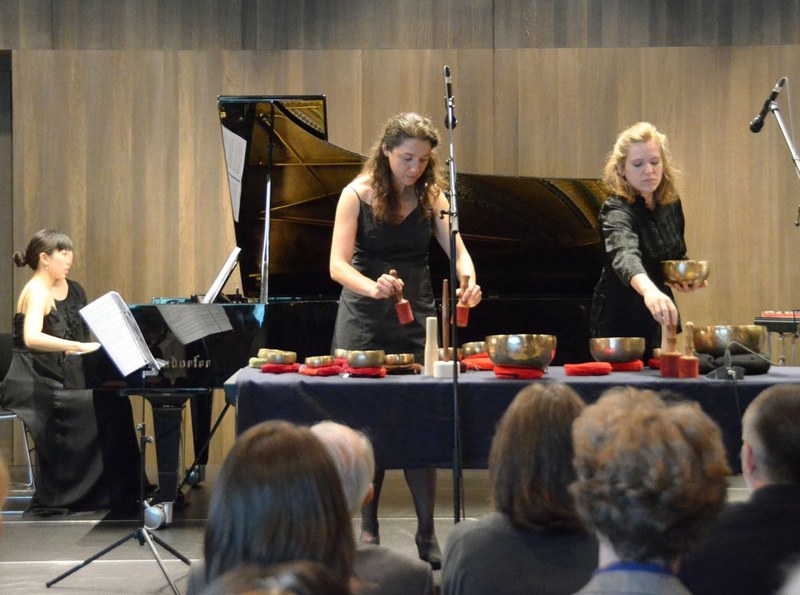 Das "ensemble plus" präsentierte bei einem unterhaltsamen Konzert im vorarlberg museum unter anderem ein Werk, in dem viele unterschiedlich große Klangschalen in Schwingung versetzt wurden. Die Komponistin Dijana Boskovic (Bildmitte) spielte gemeinsam mit Ester Saladin und Yukie Togashi am Klavier.