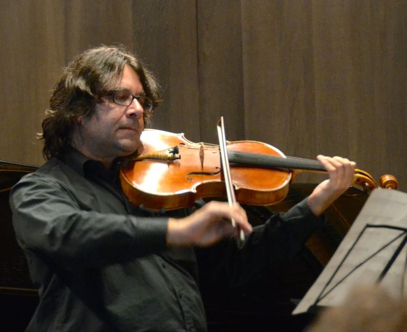 Andreas Ticozzi spielte "Motions Nr. 12" für Bratsche solo von Johannes Wohlgenannt-Zincke.