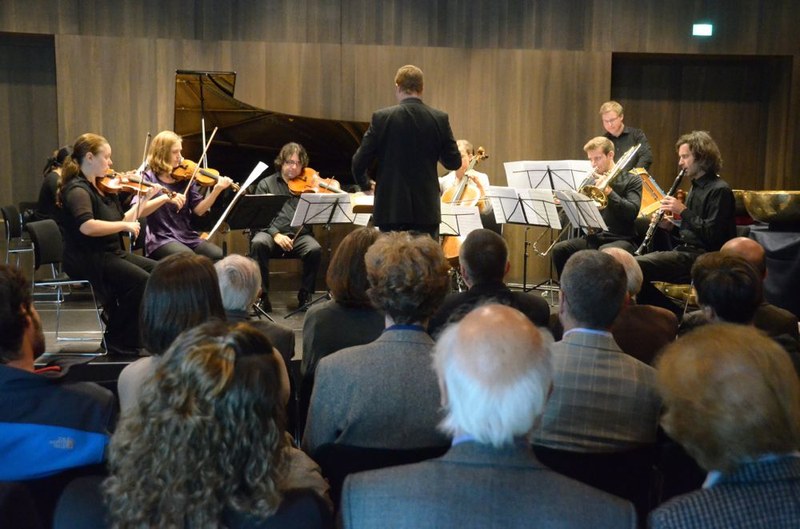 Unter der Leitung von Thomas Gertner musizierte das groß besetzte Ensemble Johannes Wohlgenannt-Zinckes neuestes Werk...