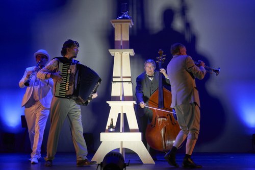 Die österreichische Erstaufführung von "Paris! Paris" im Rahmen von Cross Culture bei den Bregenzer Festspielen machte erneute erlebbar, wir spielerisch und dabei höchst professionell "Die Schurken" Musiktheater machen. (Fotos: Anja Köhler)