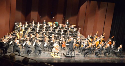 Die Württembergische Philharmonie Reutlingen unter der Leitung von Ola Rudner überzeugte als engagiertes Orchester und musizierte mit Elan.