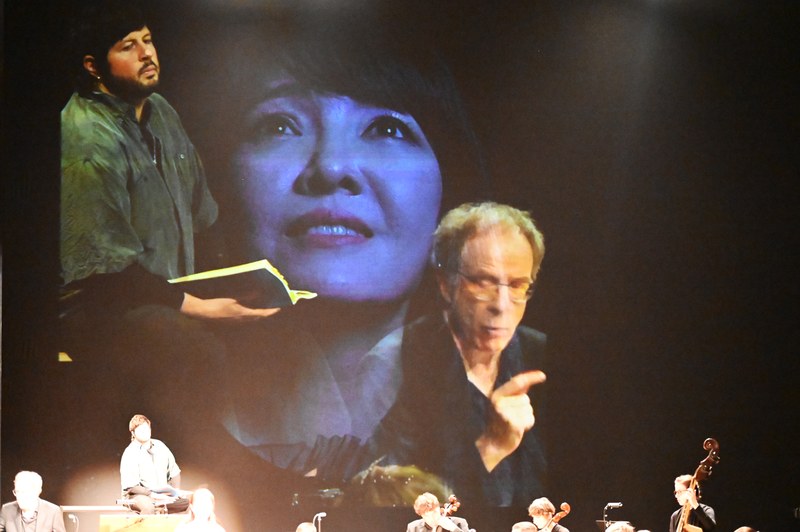Der Countertenor Rupert Enticknap als die Ernüchterung, Sunhae Im als Schönheit und der Dirigent Alfredo Bernardini