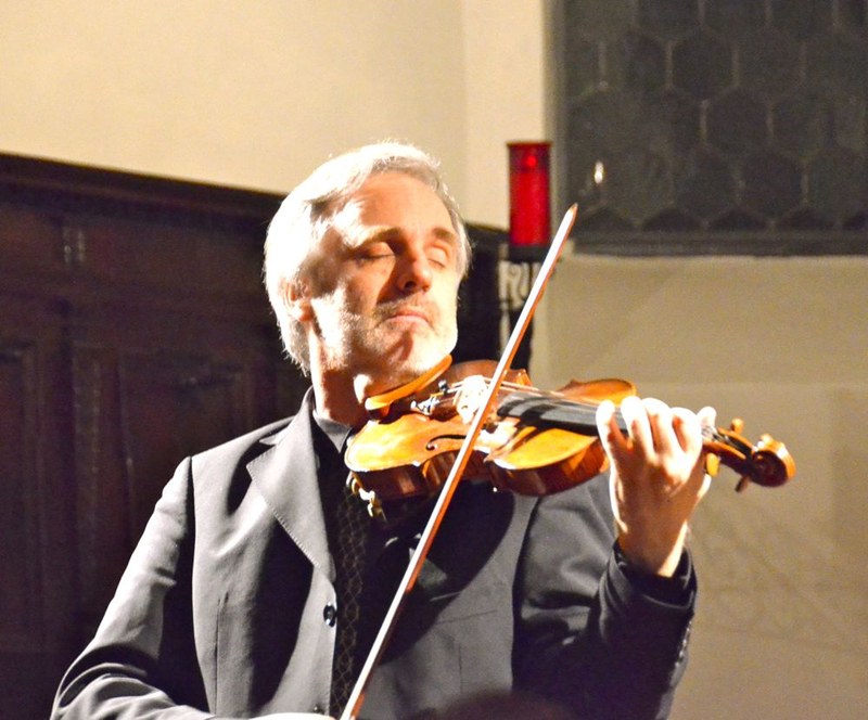 Rainer Honeck versenkte sich im stimmigen Ambiente der Bludenzer Dreifaltigkeitskirche in die Musik von Johann Sebastian Bach und Paul Hindemith.