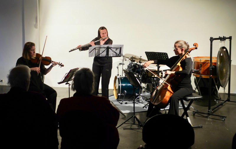 Michaela Girardi (Violine), Anja Baldauf-Nowotny (Altflöte) und Jessica Kuhn (Violoncello) interpretierten ein Werk, das mit Erwartungshaltungen spielte.