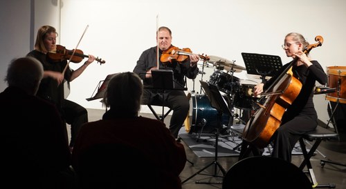 Das Ensemble Plus mit Michaela Girardi (Violine), Guy Speyers (Bratsche) und Jessica Kuhn (Violoncello) präsentierte im Rahmen des ersten Konzertes der laufenden Saison, das unter dem Leitgedanken "Drift" stand, im Magazin 4 unter anderem ein neues Streichtrio von Martin Skamletz.